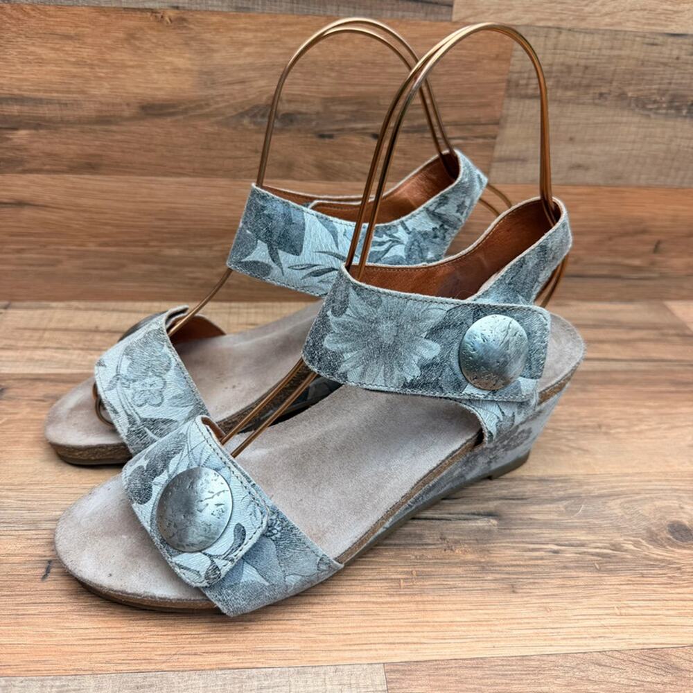 Taos Sandals Carousel 2 size 8-8.5 39 Gray Floral Print Leather Wedge Strap